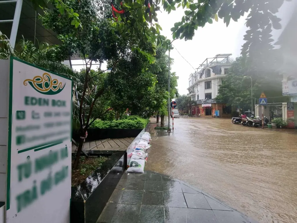 Đường ngập sâu, chung cư Hà Nội đắp cát ngăn nước