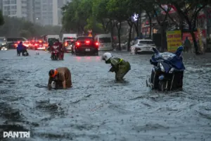 Đường ngập sâu, chung cư Hà Nội đắp cát ngăn nước