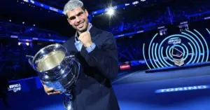 Alcaraz nhận cup số 1 thế giới năm 2025