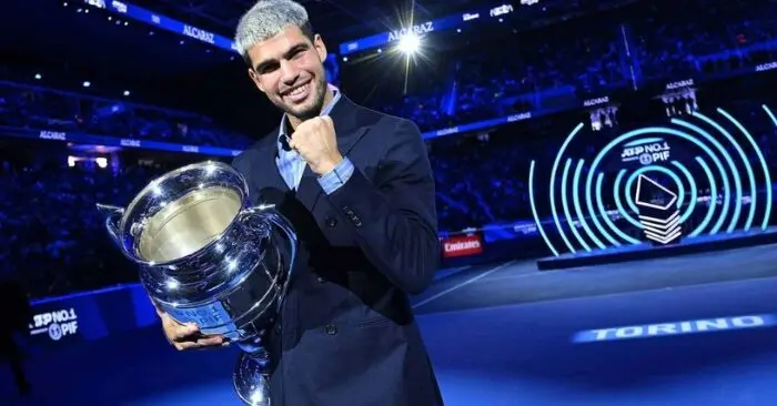 Alcaraz nhận cup số 1 thế giới năm 2025