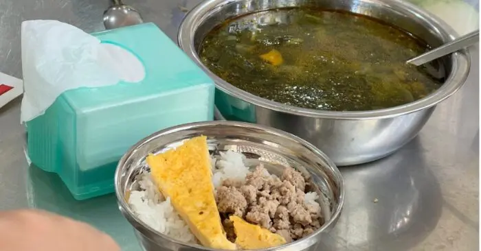 Hiệu trưởng bị kỷ luật sau vụ thực phẩm “mùi lạ”
