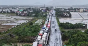 Ùn tắc giao thông miền Trung kéo dài vì ngập và sạt lở