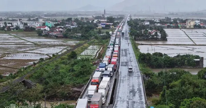 Ùn tắc giao thông miền Trung kéo dài vì ngập và sạt lở