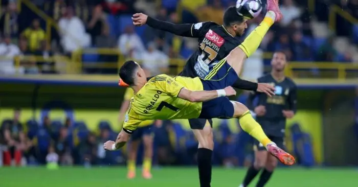 Ronaldo móc bóng ghi tuyệt phẩm ở Pro League