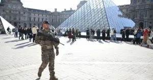Pháp bắt thêm 4 người nghi phạm vụ trộm Louvre