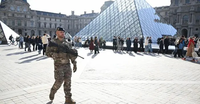 Pháp bắt thêm 4 người nghi phạm vụ trộm Louvre