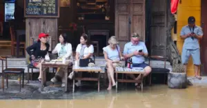 Lũ lụt Hội An biến nước ngập thành trải nghiệm du lịch độc lạ