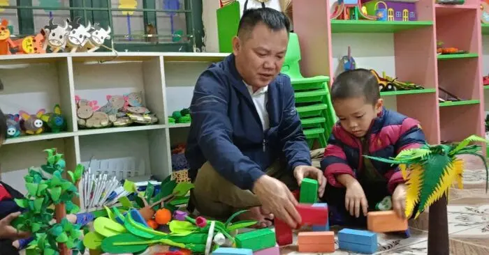 Thầy hiệu trưởng trích lương đóng tiền ăn bán trú cho học sinh khó khăn