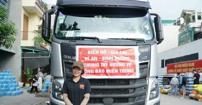 Nữ tài xế 25 tuổi chở hơn 30 tấn hàng cứu trợ miền Trung