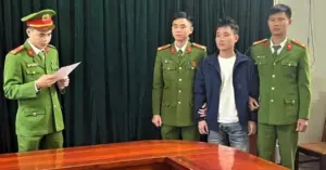 Đánh vỡ đầu tổ trưởng an ninh chỉ vì nhắc đội mũ bảo hiểm