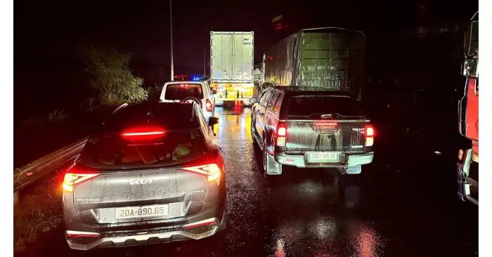 Ùn tắc giao thông miền Trung kéo dài vì ngập và sạt lở