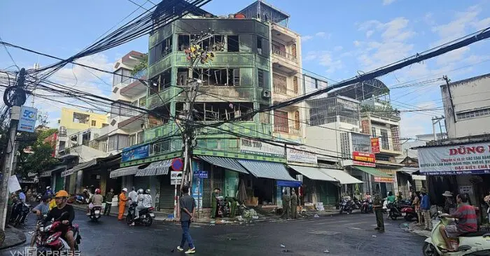 Cháy nhà 4 tầng Nha Trang gần chợ Đầm: 1 người bỏng nặng