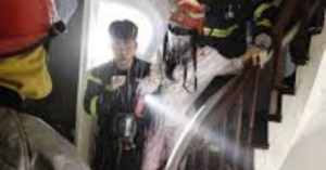 Giải cứu cháy nhà: Cảnh sát cứu nạn nhân khỏi toà 7 tầng ở Hà Nội