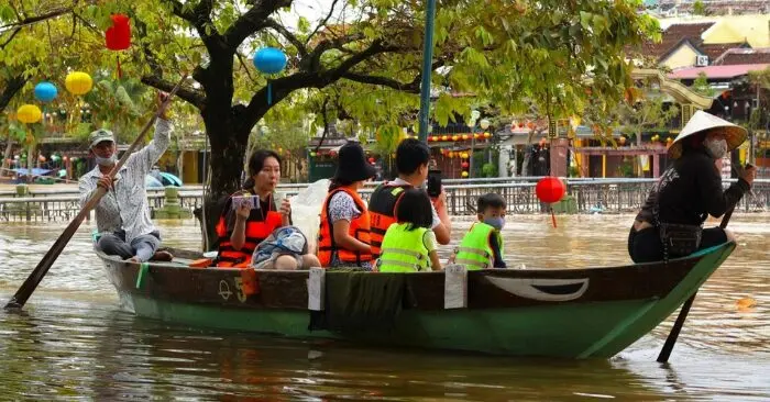Lũ lụt Hội An biến nước ngập thành trải nghiệm du lịch độc lạ