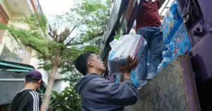 Nữ tài xế 25 tuổi chở hơn 30 tấn hàng cứu trợ miền Trung