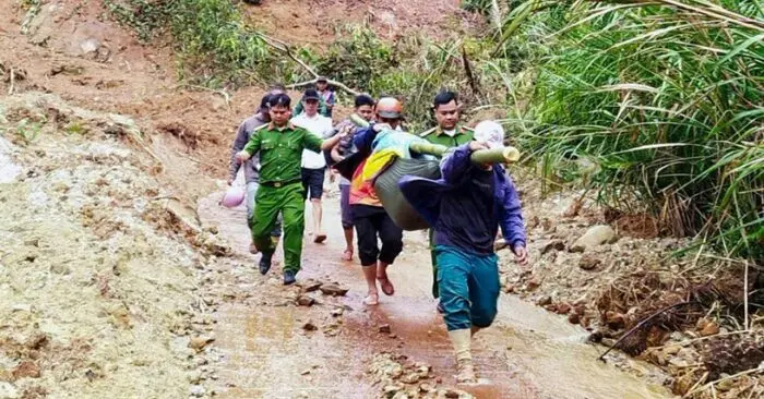 Di dời khẩn cấp sau vụ sạt lở giữa nắng