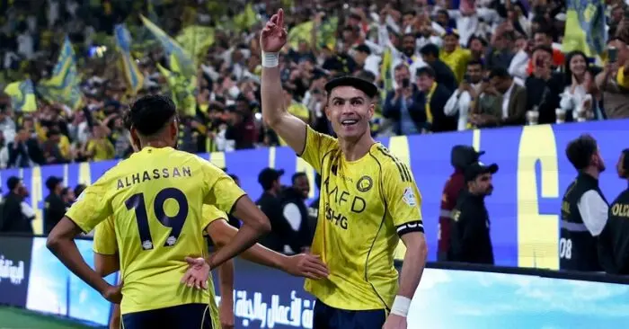 Ronaldo móc bóng ghi tuyệt phẩm ở Pro League