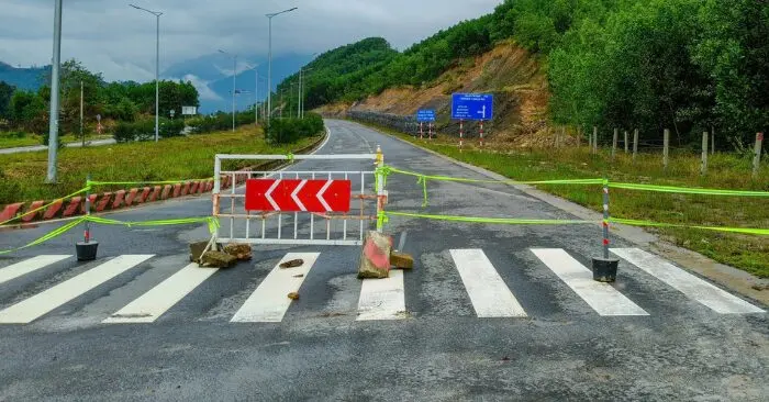 Đất đá tiếp tục sạt lở uy hiếp đường vành đai phía Tây
