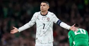 cú giật cùi chỏ của Ronaldo