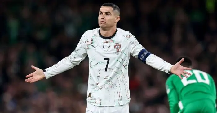 cú giật cùi chỏ của Ronaldo