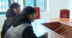 Công an phường Kinh Môn răn đe 2 thiếu niên mang hung khí