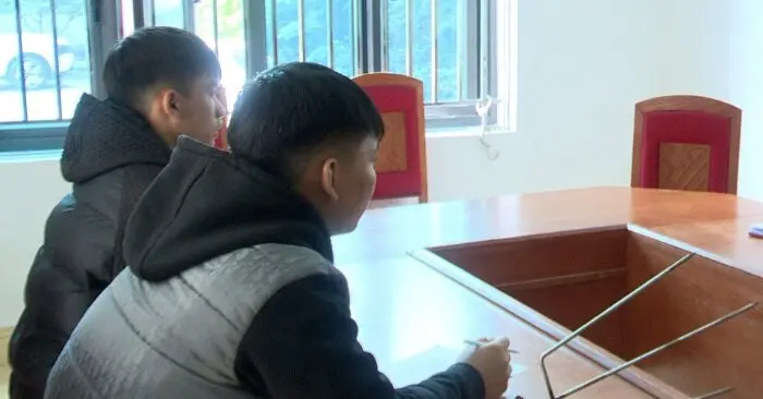 Công an phường Kinh Môn răn đe 2 thiếu niên mang hung khí