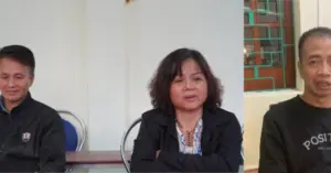 Ba người gia đình bên nội tra tấn bé gái bị bắt
