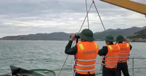 Tàu cá chìm khi tránh bão Koto: 3 người mất tích