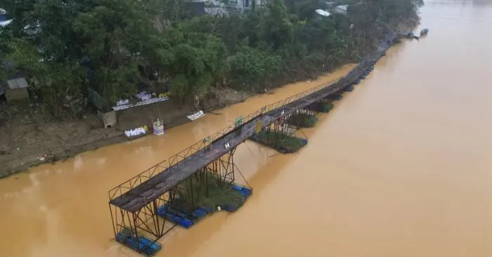 Cầu phao bị lũ cắt đứt