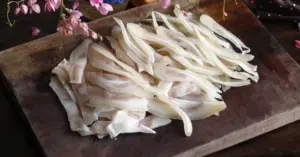 Cho giấm khi luộc tai heo