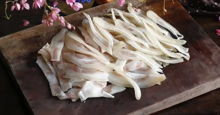 Cho giấm khi luộc tai heo