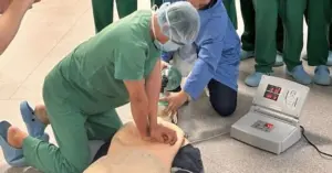 Vợ mang bầu gào khóc khi chồng ngừng tim