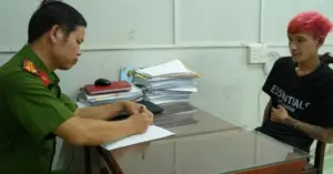 Kẻ kề dao cướp tài sản ra đầu thú