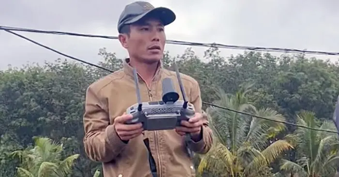Người đàn ông dùng drone cứu người