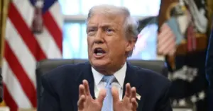 Ông Trump muốn gửi tiền cho dân,
