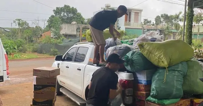 tài xế chở hàng từ thiện
