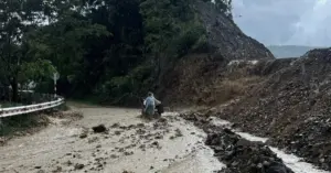 Sạt lở vùi lấp lán trại