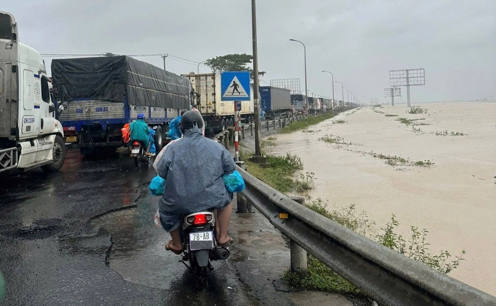 Chuyến đi sống chết về quê của người cha trẻ