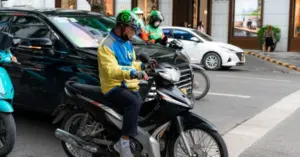 Xe ôm công nghệ, shipper lo chuyển đổi xe điện