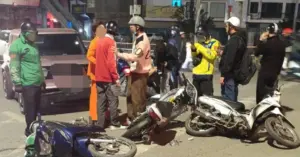 Ô tô đâm liên hoàn xe máy ở Hà Nội