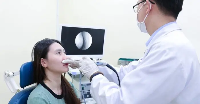 Viêm mũi dị ứng hít dầu gió có tốt không