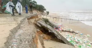 Sạt lở hàng nghìn mét bờ kè ven biển Quảng Trị