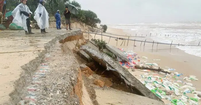 Sạt lở hàng nghìn mét bờ kè ven biển Quảng Trị