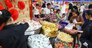 Nhiều người tiêu dùng dè dặt sắm Tết