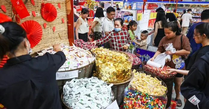 Nhiều người tiêu dùng dè dặt sắm Tết