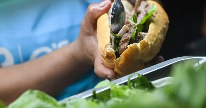 Chủ quán bánh mì rời phố lớn, giữ thương hiệu bằng cách lùi bước