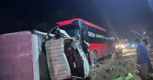 Xe tải lật nghiêng sau va chạm ô tô khách