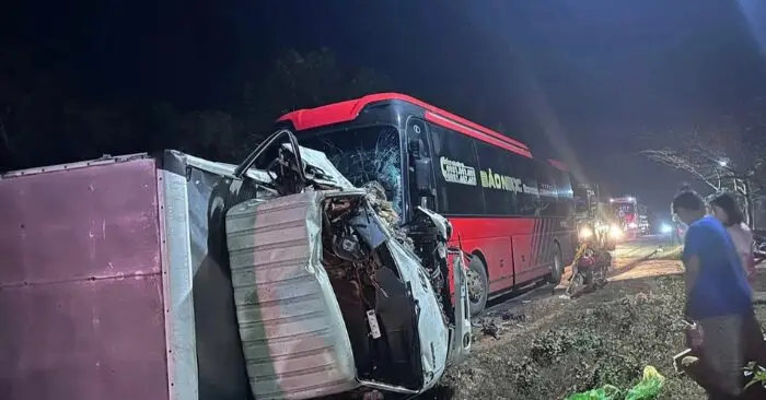 Xe tải lật nghiêng sau va chạm ô tô khách