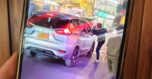 Yêu cầu tiền vệ sinh: tài xế taxi TPHCM bị đập phá