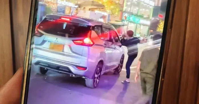 Yêu cầu tiền vệ sinh: tài xế taxi TPHCM bị đập phá